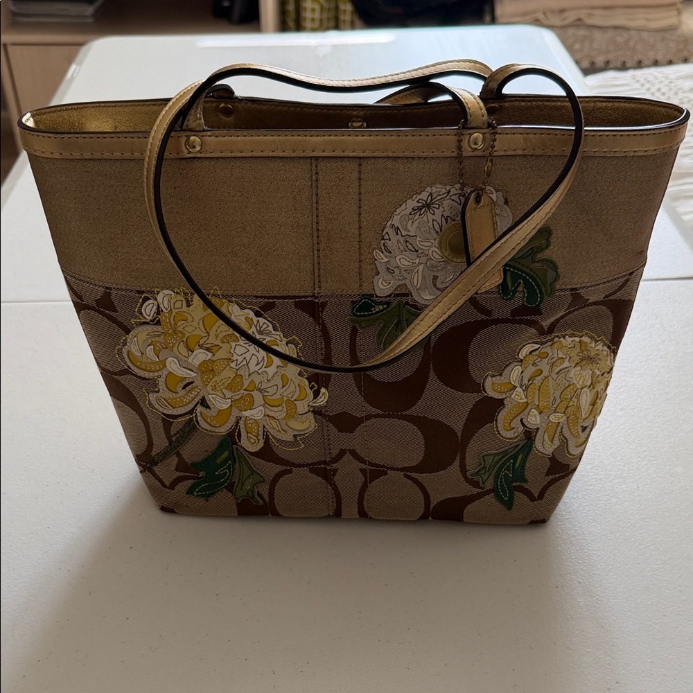 Coach Canvas Limited Edition handles bag with Botanical Yellow and White
Floral